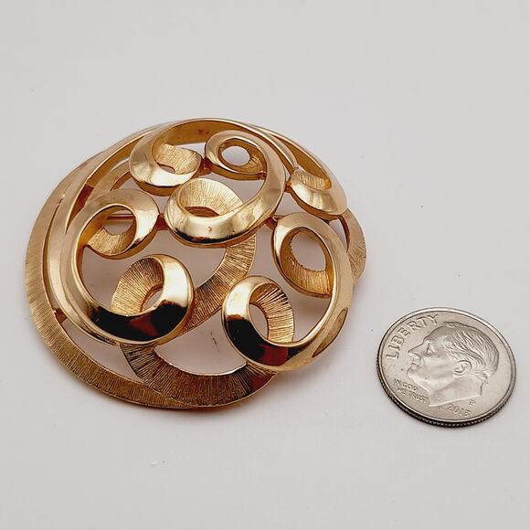 Vintage Crown Trifari Gold Plated Swirl Brooch Pin - Picture 10 of 11
